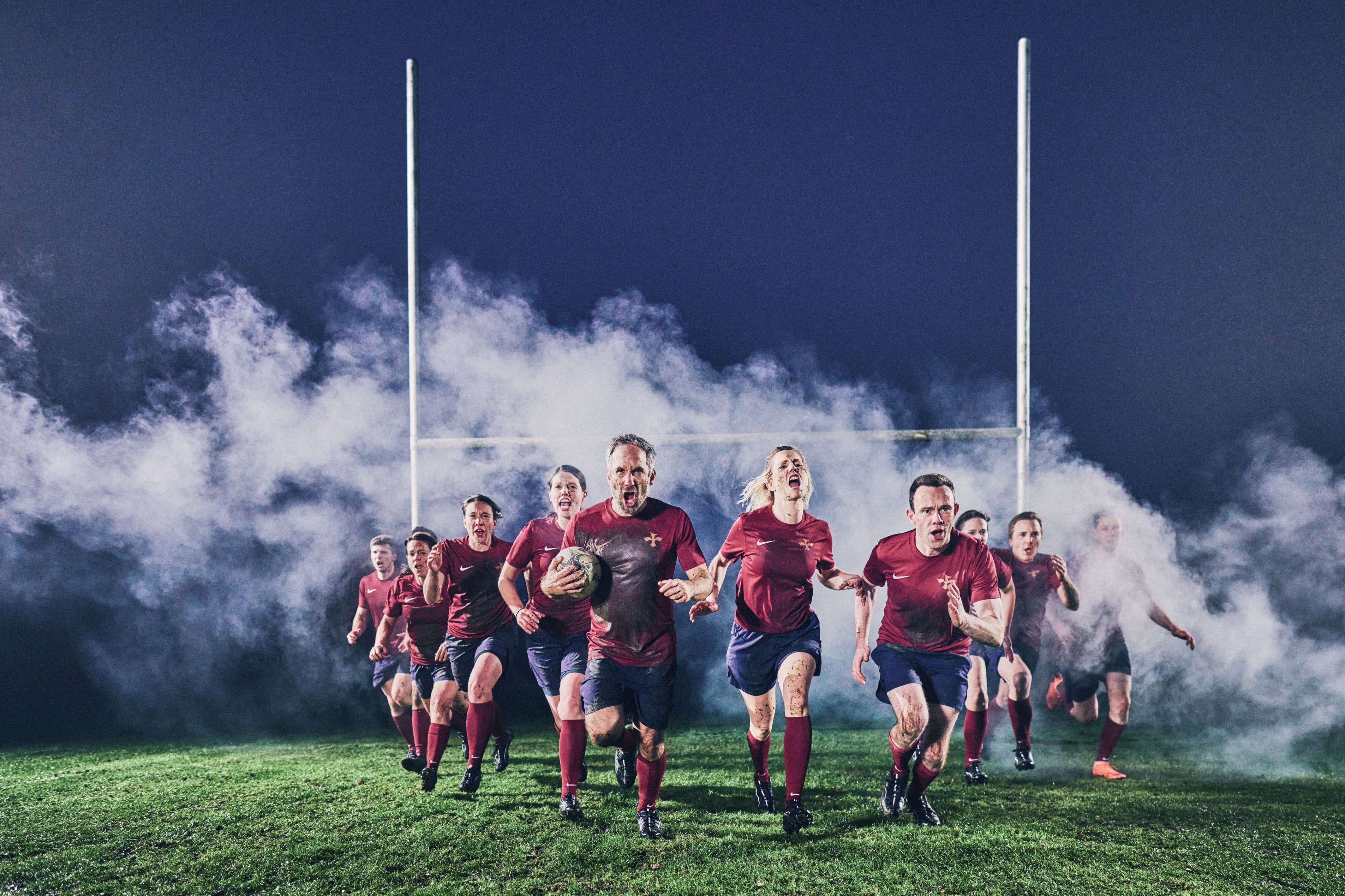 Das HADLEY-Team in Rugby-Trikots stürmt entschlossen nach vorne, umgeben von Nebel.