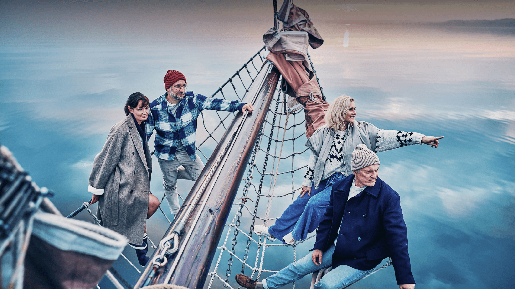 Die Partner von HADLEY an Bord eines Segelschiffs, gemeinsam auf das offene Wasser blickend. Die Partner von HADLEY an Bord eines Segelschiffs, gemeinsam auf das offene Wasser blickend.